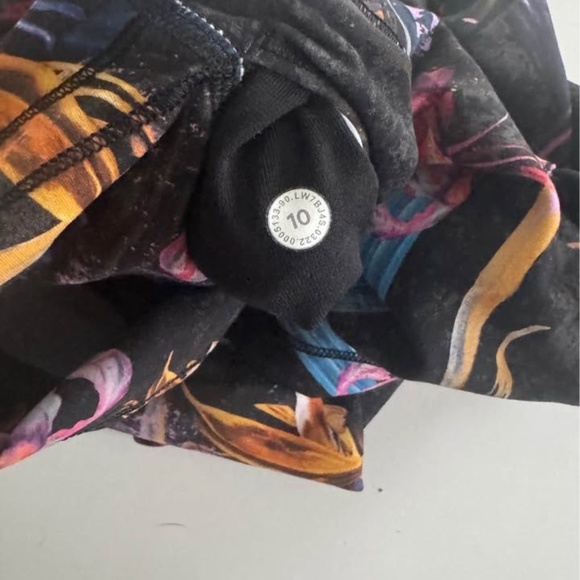 LULULEMON |SIZE 10| Wunder Train High-Rise Short 6" | Veiled Floral Black Multi - Picture 5 of 8